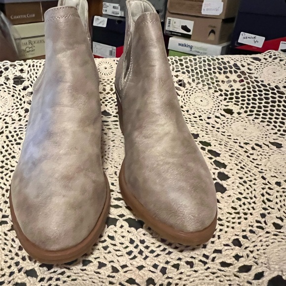 NWT: size 9.5 bootie - Picture 3 of 9